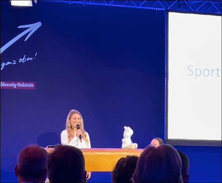 Emilia Zimermann bei einer Keynote über mentale Stärke und Performance